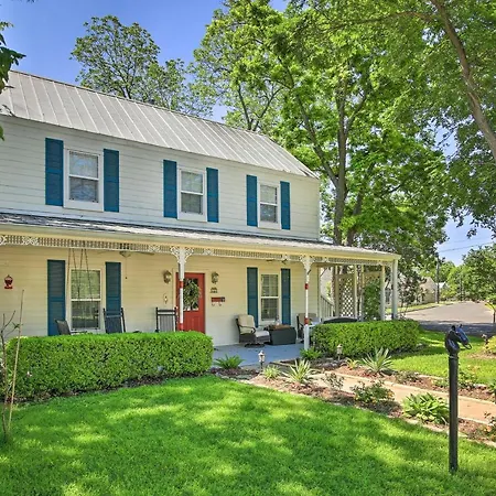 Grand Fredericksburg Retreat - Walk To Main St! Villa